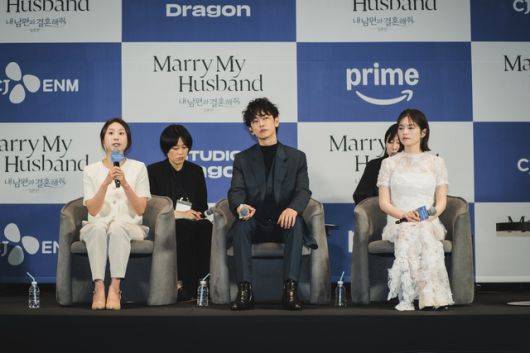 손자영 책임 프로듀서, 배우 사토 타케루와 코시바 후우카(왼쪽부터)가 '내 남편과 결혼해줘' 일본판 제작발표회에 참여한 가운데 손 프로듀서는 "일본판은 10부로 제작되면서 인물 간의 관계, 심리 등을 깊은 방향으로 보여준다"고 밝혔다. /CJ ENM