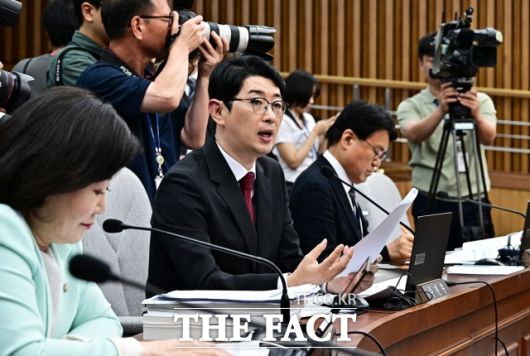 주진우 국민의힘 의원은 지난 24일 국회에서 열린 김민석 국무총리 후보자 인사청문회에 참석해 자료제출 문제를 거듭 지적했다. /배정한 기자