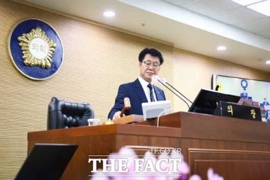 김기준 청양군의회 의장이 26일 제312회 제1차 정례회 제2차 본회의에서 패회를 선언하고 있다. /청양군의회