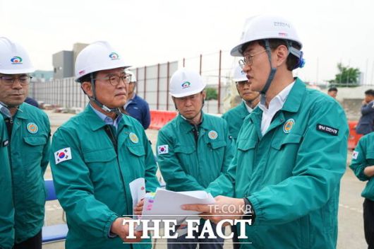 김석필 천안시장 권한대행 부시장이 5월 14일 천안 역세권 혁신지구 도시재생사업 현장 안전 점검 시 이경열 도시주택국장으로부터 보고를 받고 있다. /천안시