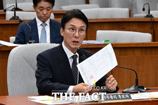 지난 24~25일 서울 여의도 국회에서 진행된 김민석 국무총리 후보자의 인사청문회가 결국 파행됐다. 사진은 김 후보자가 24일 인사청문회에서 출입국 사실증명서를 들고 답변하는 모습. /배정한 기자