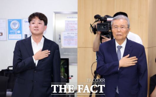 이준석 개혁신당 의원과 김종인 개혁신당 전 상임고문이 지난 23일 서울 여의도 국회 의원관에서 열린 대선 평가 세미나에서 국민의례를 하는 모습. /뉴시스