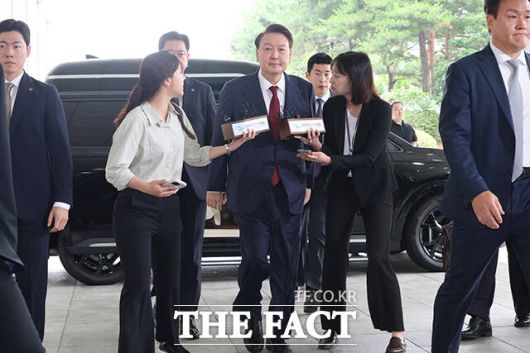 윤석열 전 대통령이 28일 오전 내란특검 조사를 받기 위해 서울 서초구 서울고등검찰청에 출석하고 있다. /서울고검=임영무 기자