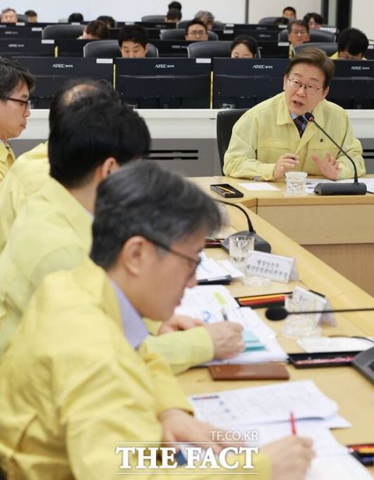 이재명 대통령이 지난 12일 서울 서초구 한강홍수통제소를 방문해 수해(장마) 대비 현장 점검 회의를 주재하고 있다. 이 대통령은 장마철 재난 대응 태세를 점검하고, 예측 가능한 사고에 대한 적극적인 대응과 구조적 해결방안 마련을 강조했다. /뉴시스