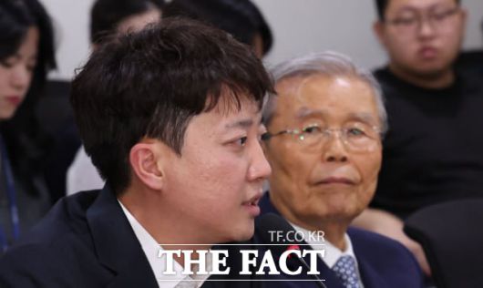 이 의원이 지난 23일 서울 여의도 국회 의원회관에서 열린 대선 평가 세미나에서 기념사를 하는 모습. 그는 세미나 도중 다른 일정을 이유로 자리를 떴다. /뉴시스