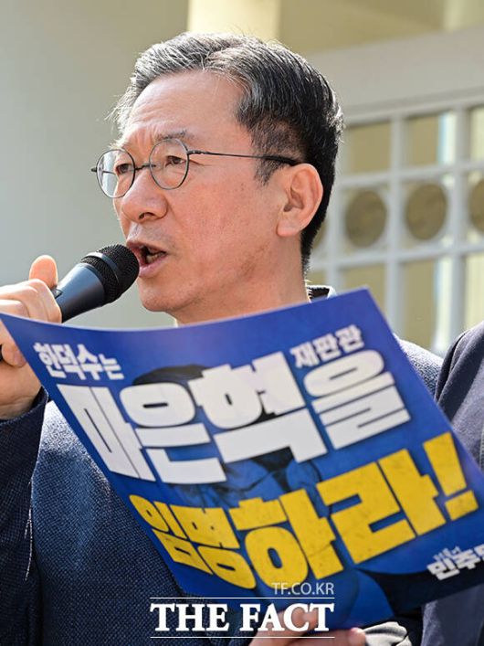 정성호 더불어민주당 의원이 3월 31일 오후 서울 종로구 정부서울청사 앞에서 열린 '마은혁 재판관 미임명, 한덕수 대행 강력 규탄' 더불어민주당 4·5·6선 국회의원 공동성명에 참석해 발언을 하고 있다. /임영무 기자