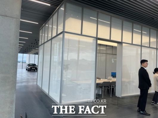 제네시스 청주 내부에 있는 고객 상담 공간 '브랜드 큐브'. /최의종 기자