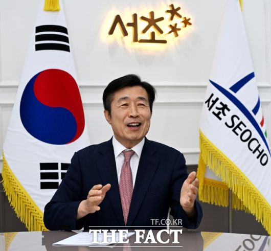 전성수 서초구청장이 17일 오후 서울 서초구 서초구청 구청장실에서 <더팩트>와 인터뷰를 진행하고 있다. /이효균 기자