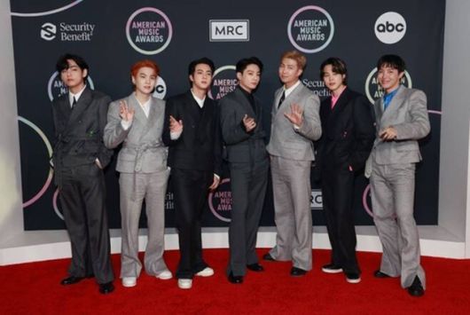 방탄소년단은 2021년 미국의 3대 음악 시상식 중 하나인 '아메리칸 뮤직 어워드'에서 대상에 해당하는 '아티스트 오브 더 이어'를 수상했다. 당시 후보는 팝 슈퍼스타 테일러 스위프트, 위켄드 등이었다. /AMA SNS