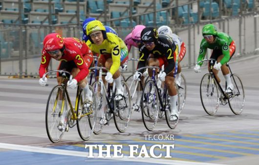 특선급 결승전에서 타종이 울리자 3번 류재열, 5번 임채빈, 2번 정종진 순으로 결승선을 향해 전력 질주하고 있다./국민체육진흥공단