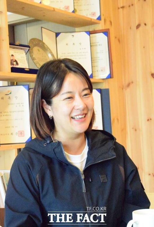 송 씨는 참기름과 들기름 등을 판매한다. 그는 귀농 초기 많은 시행착오를 겪었다. 송 씨는 "주변 친구들은 취직을 하고 미래를 그려나가고 있는데, 저는 농사일을 온전히 제 것으로 만들지 못하고 있었다"며 초기 귀농 당시의 어려움을 설명했다. 송 씨가 당시를 설명하며 웃고 있다. /이철영 기자