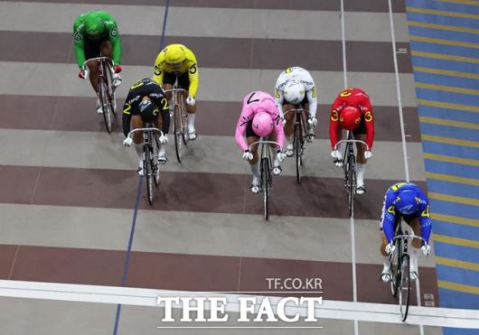 선발급 결승전에서 4번 김동하(맨 오른쪽)가 압도적인 차이로 결승선을 가장 먼저 통과하고 있다./국민체육진흥공단