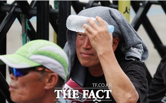 국민과 함께하는 농민의길(농민의길)은 30일 용산 대통령실 앞에서 집회를 열고 "송미령을 유임하는 건 이재명 정부가 만들어가겠다는 '진짜 대한민국'에 농민을 빼고 가겠다는 것과 다르지 않다"고 밝혔다. /뉴시스