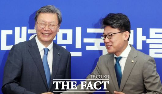 경제계는 개정안이 소송 남발을 초래하고, 나아가 기업 경영을 위축시킬 수 있다고 우려했다. 진성준 더불어민주당 정책위의장이 지난달 30일 오전 서울 여의도 국회에서 열린 민주당-경제단체 상법 간담회에서 김창범(왼쪽) 한국경제인협회 부회장과 악수를 하고 있다./뉴시스