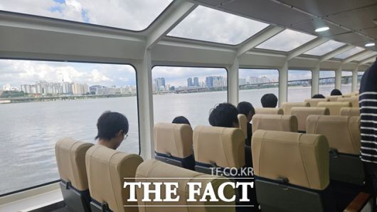 서울시가 9월 정식 취항을 앞둔 친환경 수상 대중교통수단 ‘한강버스’의 시민 체험운항을 1일부터 시작했다./설상미 기자