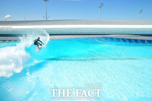 웨이브파크에서 서핑하는 모습 /시흥시