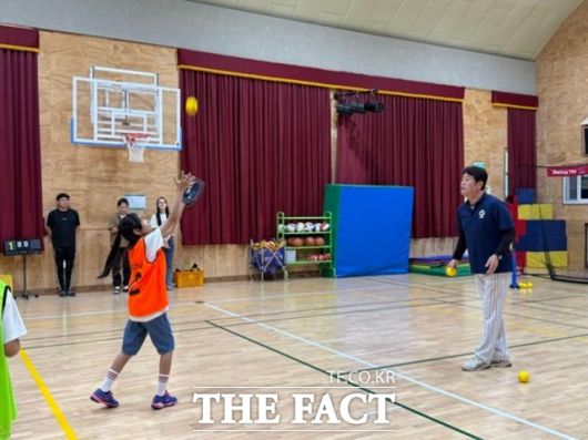한국야구위원회(KBO)는 한국티볼연맹과 함께 초등학교 학생들이 접하기 쉽게 티볼을 개발해 전국에 보급하고 있다. 윤학길 전 롯데 자이언츠 투수가 한 초등학교에서 학생들에게 티볼을 가르치고 있다. /한국티볼연맹