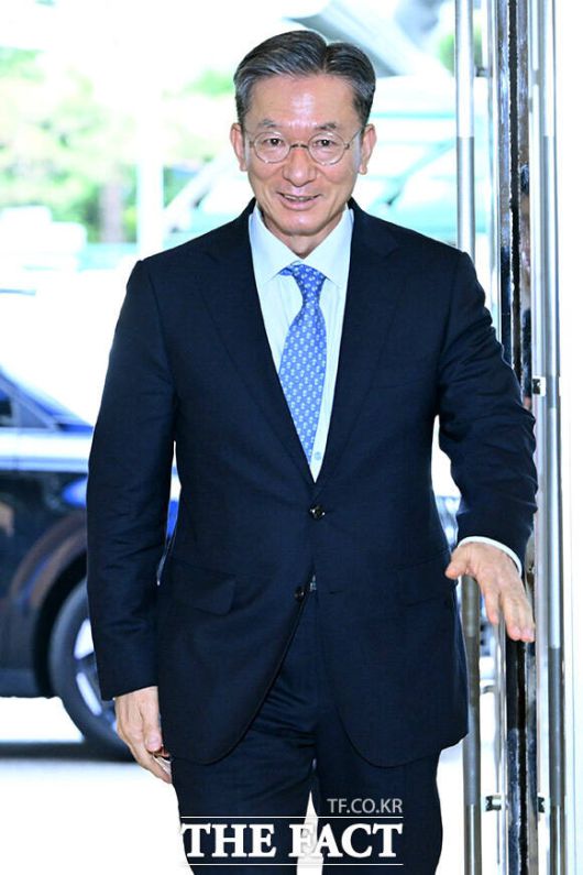 첫 출근하는 정성호 법무부 장관 후보자.