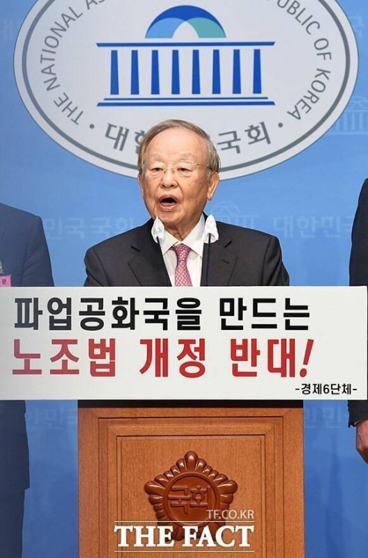 손경식 한국경영자총협회 회장이 지난해 7월 서울 여의도 국회에서 노란봉투법 반대 기자회견을 갖고 있다. /더팩트 DB