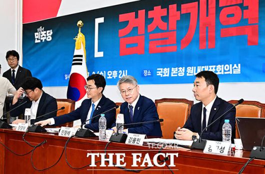 민형배 더불어민주당 의원이 2일 오후 서울 여의도 국회에서 열린 검찰개혁 토론회에 참석해 인사말을 하고 있다. /배정한 기자