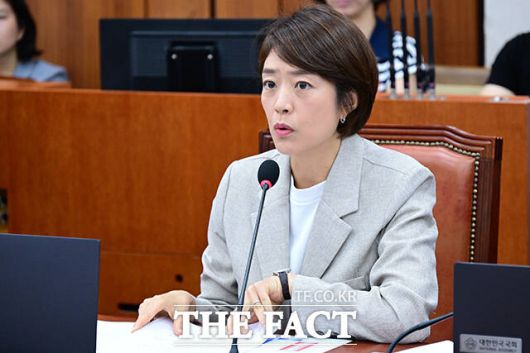 이날 전체회의에서 고민정 더불어민주당 의원이 인공지능(AI) 디지털교과서와 관련해 의사진행발언을 하고 있다.