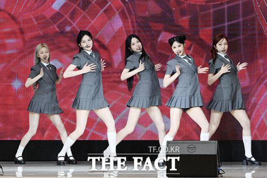 [더팩트ㅣ남용희 기자] 그룹 블링원이 2일 오전 서울 중구 장충동 크레스트72에서 열린 3번째 디지털 싱글 발매 기념 쇼케이스에서 타이틀곡 '미스터' 무대를 펼치고 있다.