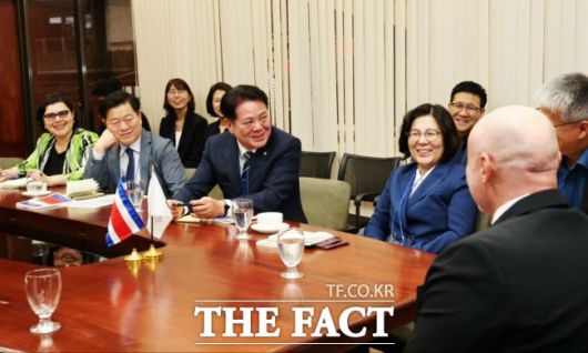 코스타리카 제1부통령과 협력 방안을 논의하는 (왼쪽 2번째부터)박승원 광명시장, 최대호 안양시장, 김보라 안성시장./안양시