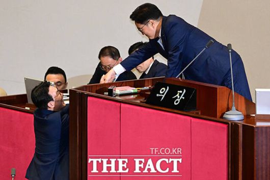 이날 김민석 국무총리 후보자가 자신의 임명동의안 표결에 참여한 후 우원식 국회의장(오른쪽)과 악수하는 모습.