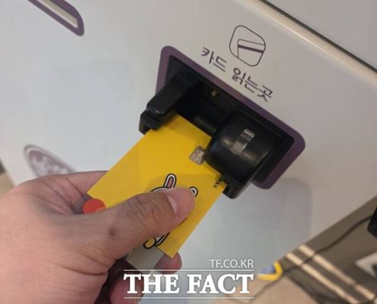 카드론(장기카드대출)에 대한 규제가 강화되는데다 가맹수수료율 인하, 여전채 금리 상승 등 악재가 지속되면서 카드사들의 수익성 악화가 확대될 것이란 우려가 나온다. /김태환 기자