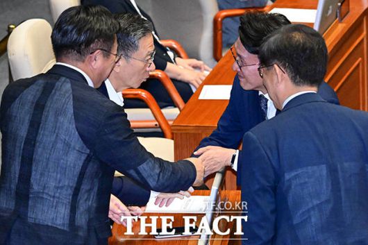 표결을 마친 김 후보자가 정성호 법무부 장관 후보자, 윤호중 행정안전부 장관 후보자와 악수하고 있다.