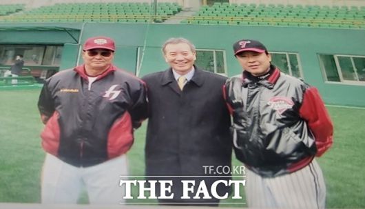 2008년 히어로즈 사령탑 시절의 이광환 감독(맨 왼쪽)과 기술고문 박용진(가운데), 김재박 LG 감독./박용진 소장