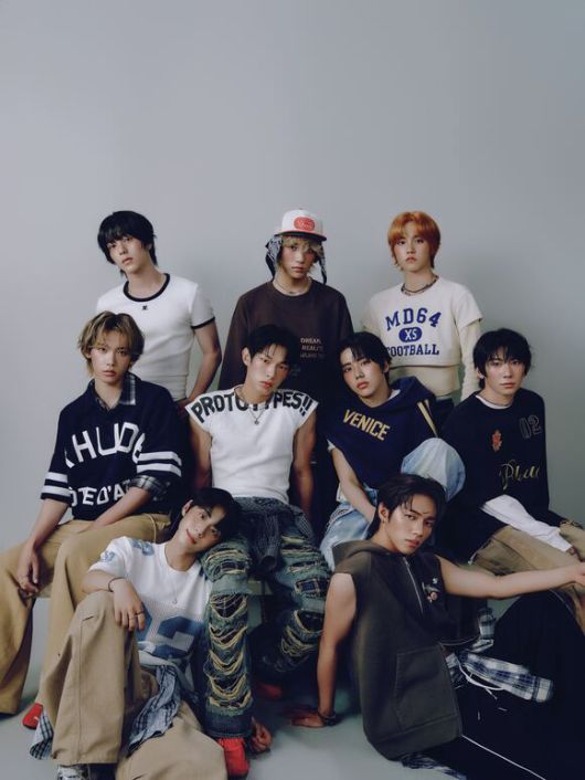 아홉의 노래와 무대는 음악성과 진정성 두 마리 토끼를 모두 잡겠다는 의지가 고스란히 드러나고 더 많은 가능성과 성장을 품은 팀이라는 걸 알게 한다. /F&F엔터