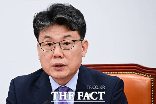 진성준 정책위의장도 "민주당은 이재명 대표 시절부터 상법개정을 당론으로 정하고 정책 디베이트를 개최하는 등 입법을 위해 전력을 기울여왔다"며 "마침내 국민의힘과의 합의로 첫 결실을 거두게 돼 기쁘게 생각한다"고 말했다. /남윤호 기자