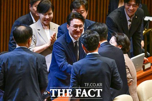 동료의원 축하받는 김민석 총리 후보.