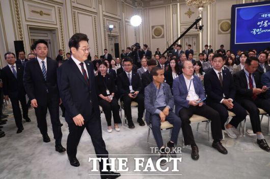 이재명 대통령이 3일 청와대 영빈관에서 열린 '대통령의 30일, 언론이 묻고 국민에게 답하다' 기자회견에 입장하고 있다./뉴시스