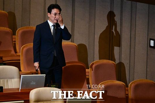 김민석 후보가 자신의 임명동의안 표결에 참여하고 있다.