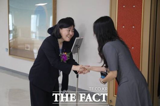 임 지검장은 이날 오전 10시 서울동부지검 3층 대강당에서 열린 제28대 서울동부지검장 취임식에서 "검찰은 정의와 죄의 무게를 재는 저울이다. 언제나 틀리는 저울도 쓸모없지만, 더러 맞고 더러 틀리는 저울 역시 믿을 수 없기에 쓸모가 없다"며 "주권자 국민의 신뢰가 없으면 검찰의 권위는 신기루가 된다"고 밝혔다. /정인지 기자