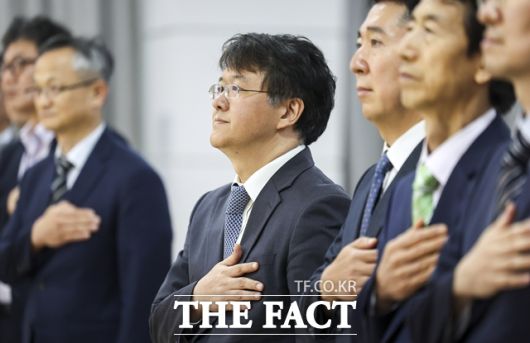 김태훈 서울남부지검장이 4일 서울 양천구 서울남부지검에서 열린 제24대 검사장 취임식에서 국기에 대한 경례를 하고 있다. /뉴시스