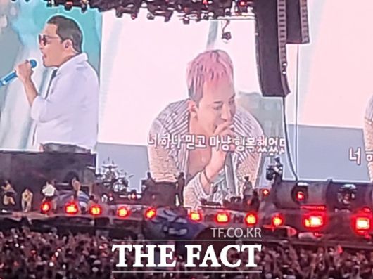 지디와 로제(사진 위) 등 월드스타 싸이라서 초대 가능한 특급 게스트도 빛이 났다. 싸이가 먼저 블랙핑크 로제의 히트곡 '아파트'를 불렀고, 이후 로제가 무대 위로 등장해 싸이와 함께 호흡을 맞추며 '아파트' 무대를 완성했다. /강일홍 기자