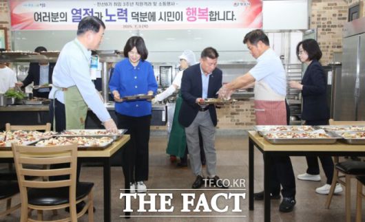 이학수 정읍시장은 4일 환경관리원과 교통지도원, 도로보수원, 하수도 준설원 등 현장에서 근무하는 시청 소속 근로자 20여 명과 오찬을 함께했다. / 정읍시