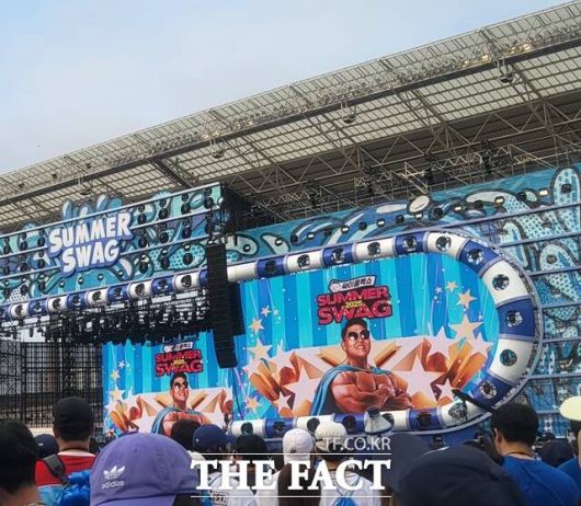 매년 여름이면 가수 싸이 공연 소식도 화제다. '싸이흠뻑쇼 SUMMERSWAG2025'가 지난 28일과 29일 이틀간 인천 아시아드 주경기장에서 펼쳐졌다. 이번 주말엔 의정부 종합운동장으로 이어진다. /강일홍 기자