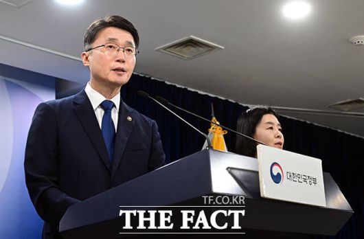 류제명 과학기술정보통신부 제2차관이 4일 오후 서울 종로구 정부서울청사 브리핑실에서 SK텔레콤 침해사고 최종 조사결과를 발표하고 있다. /임영무 기자