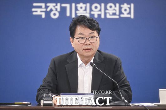 국정기획위는 지난달 20일 수사와 기소 분리 방안이 제대로 반영되지 않았다며 검찰 업무보고를 중단하기도 했다. 이한주 국정기획위원장이 30일 오후 서울 종로구 국정기획위원회에서 열린 제3차 전체회의를 주재하고 있다. /임영무 기자