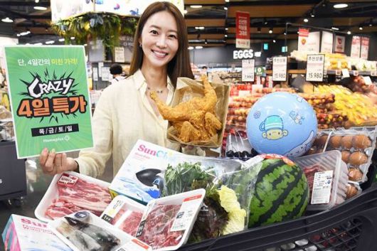 홈플러스, 이마트, 롯데마트 등이 5000원 이하의 치킨을 선보이며 최저가 경쟁에 뛰어들었다. /홈플러스