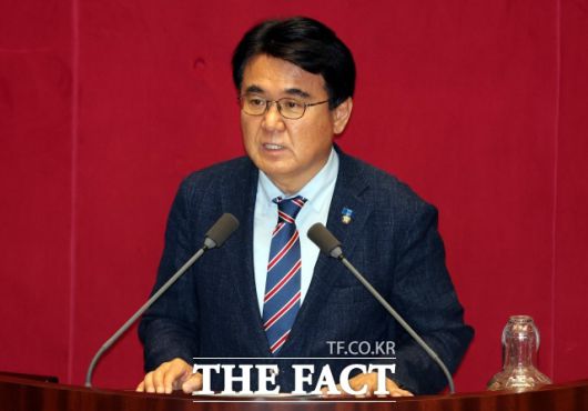 황운하 조국혁신당 의원이 4일 오후 서울 여의도 국회에서 열린 제426회 국회(임시회) 제5차 본회의에서 2회 추가경정예산안 중 검찰특활비 포함에 대한 반대토론을 하고 있다. /뉴시스