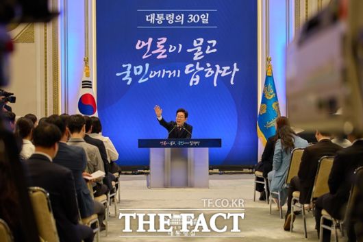 이 대통령은 "대북 방송 중단을 할 때 얼마나 빨리 반응할까, 혹시 반응 안 하면 어떡할까 약간의 우려를 했던 건 사실"이라며 "그런데 너무 빨리 호응해서 저도 약간은 기대 이상이었다"고 언급했다. /대통령실