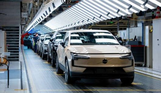 4일 업계에 따르면 볼보는 당초 내세웠던 '2030년 100% BEV 전환' 계획을 조정하고, 플러그인 하이브리드(PHEV)를 포함한 보다 유연한 전동화 전략으로 방향을 틀었다. /볼보자동차