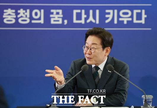 이재명 대통령이 3일 오전 청와대 영빈관에서 열린 '대통령의 30일, 언론이 묻고 국민에게 답하다' 기자회견에서 기자의 질문에 답변하고 있다. /뉴시스