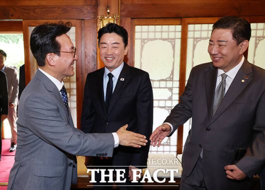 밝은 표정으로 인사하는 김민석 국무총리와 강훈식 대통령 비서실장, 김병기 더불어민주당 대표 직무대행 겸 원내대표(왼쪽부터).