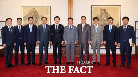 기념사진 촬영하는 이재명 정부 첫 고위당정협의회 참석자들.